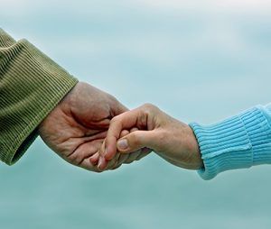 manos sujetadas con amor fondo mar