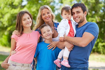Familia alegre al aire libre en un parque
