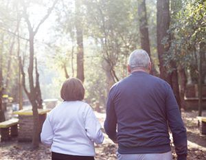 pareja de gente mayor paseando por el bosque