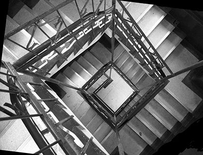 Una escalera en espiral rectangular en una torre vieja