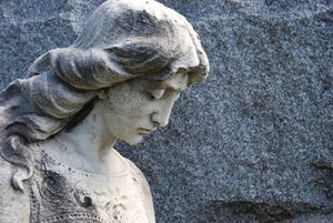 Escultura sepulcral rostro mujer triste